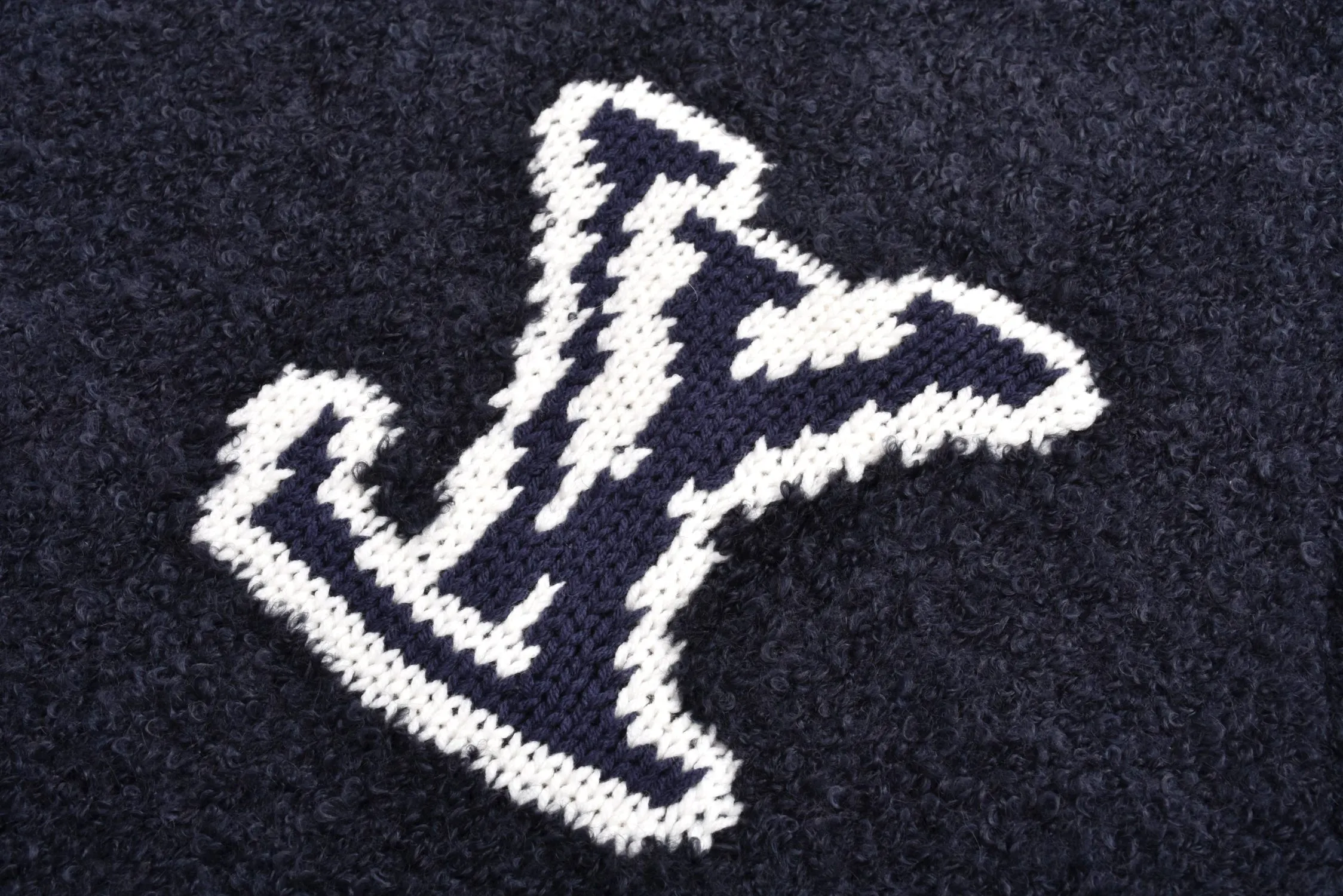 🅿️500 1v 22FW Mirror Logo Intarsia Sweater (Night Blue) Originally purchased for RMB 10,300, it is custom-woven and dyed 60% sheep wool night blue and black wool loop yarn. The loop yarn is black in night blue and has high ductility and good elasticity. It is different from the non-elastic version on the market. The special washing process is very crisp. It is soft and skin-friendly, with 3-needle knitting technology. The thickness of each stitch of the intarsia on the clothing logo is the same as the original. The logo on the back is a mirror intarsia. The upper body is skin-friendly and versatile. It is an autumn and winter item that can be worn in front of others. It is a powerful autumn and winter item. Size:S-M-L